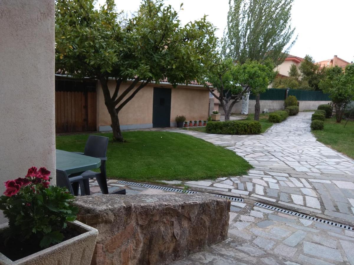 Casa Rural Las Tuyas En Segovia Palazuelos de Eresma Exteriör bild
